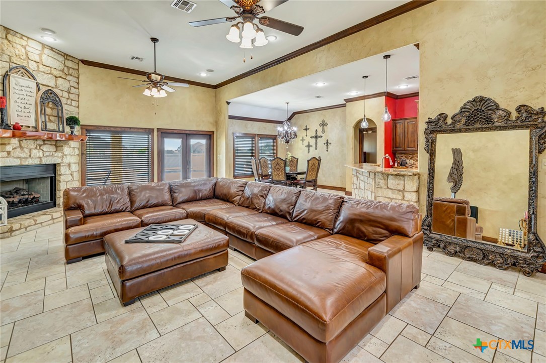 121 Spring Ridge Drive Victoria, TX 77904 - Photo 6 of 48 Main Living Room