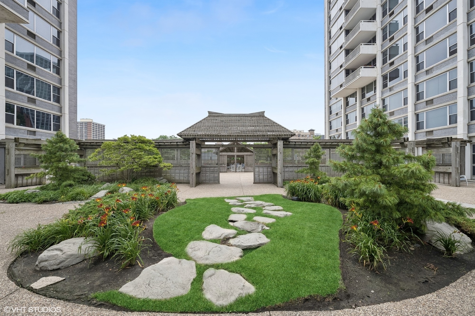 4250 North Marine Drive, Unit 2115 Chicago, IL 60613 - Photo 22 of 24 a front view of a building