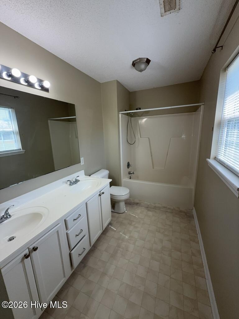 306 Kenilworth Place Hubert, NC 28539 - Photo 12 of 17 Primary Bathroom
