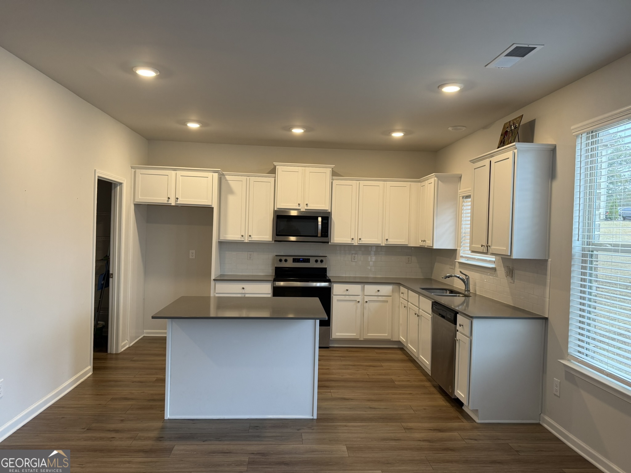 417 Sawmill Trace Hampton, GA 30228 - Photo 6 of 27 a kitchen with stainless steel appliances granite countertop a refrigerator a sink and a stove