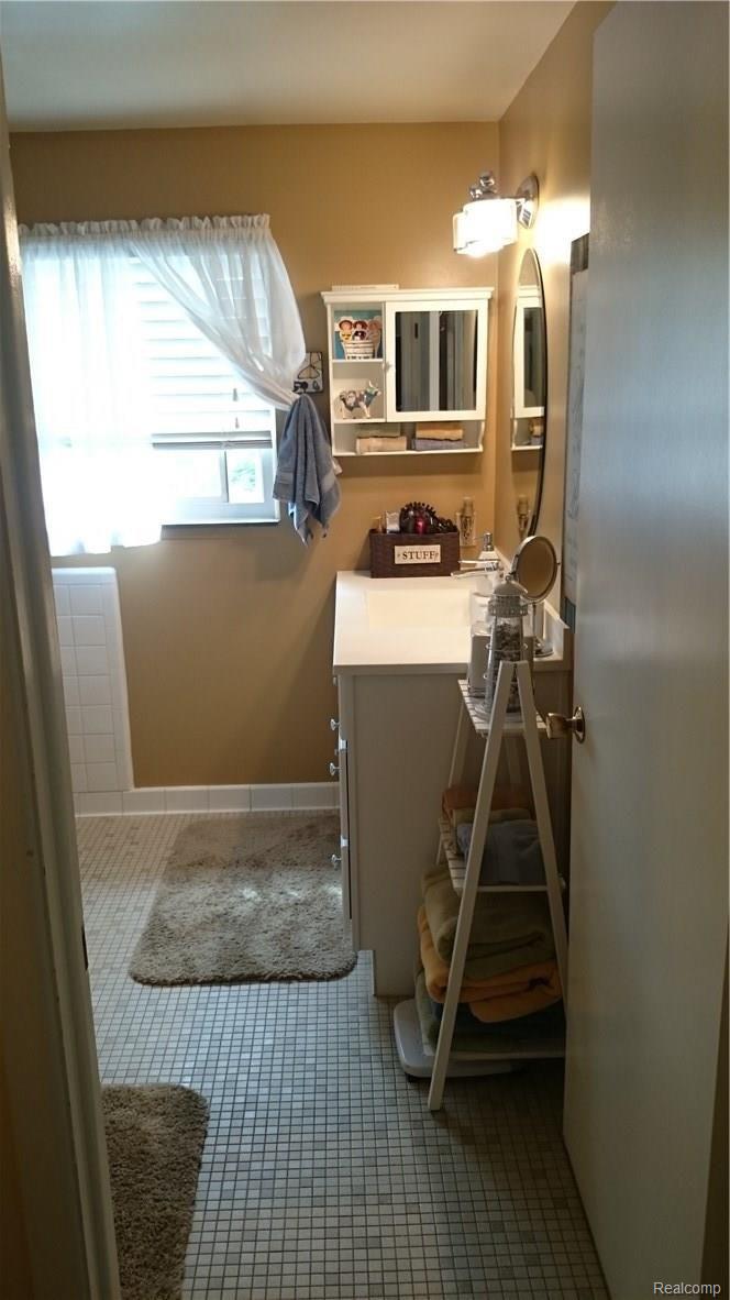 417 Baldwin Avenue, Unit 13 Rochester, MI 48307 - Photo 12 of 28 Full Bath