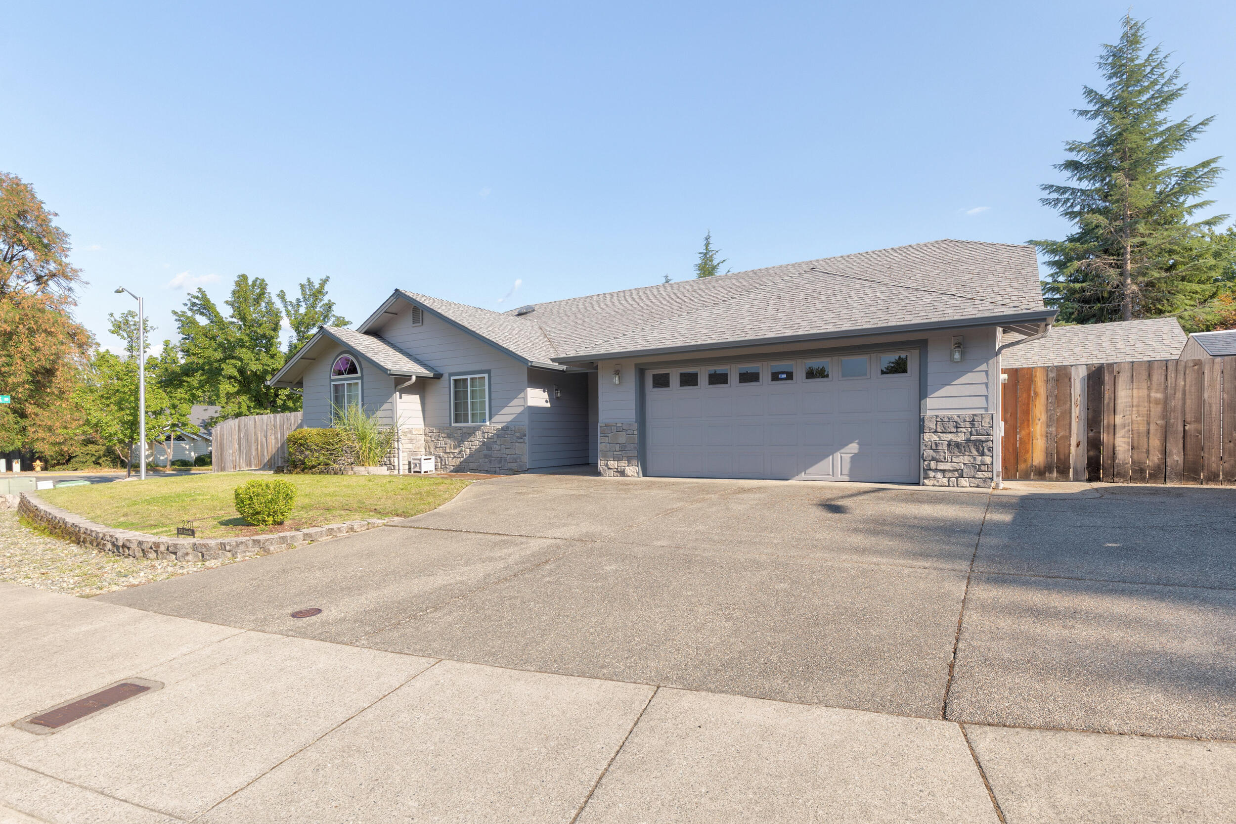 2701 Acres Road Grants Pass, OR 97527 - Photo 32 of 36 oversized driveway
