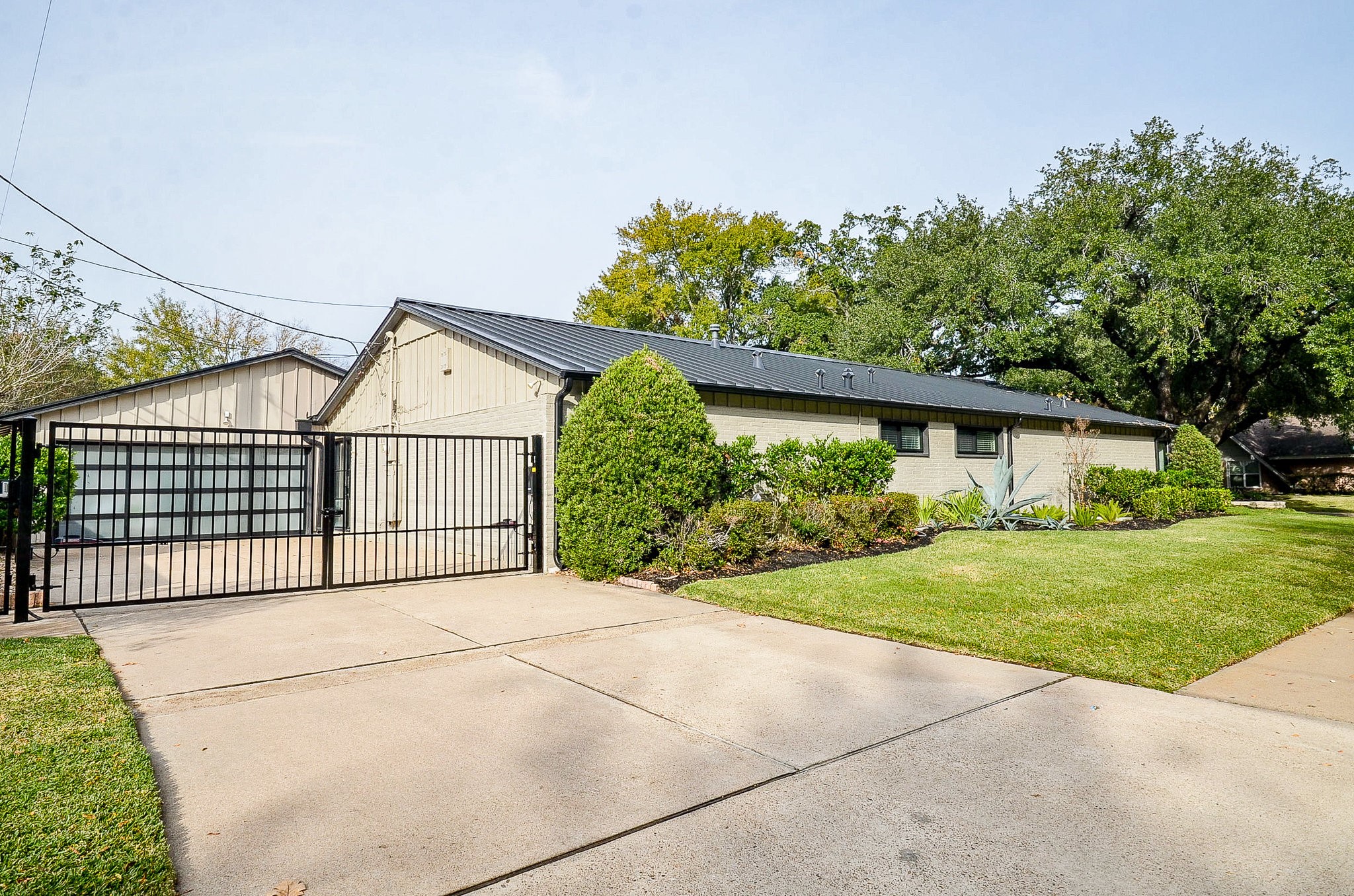 10003 Burgoyne Road Houston, TX 77042 - Photo 41 of 48 a view of backyard with green space
