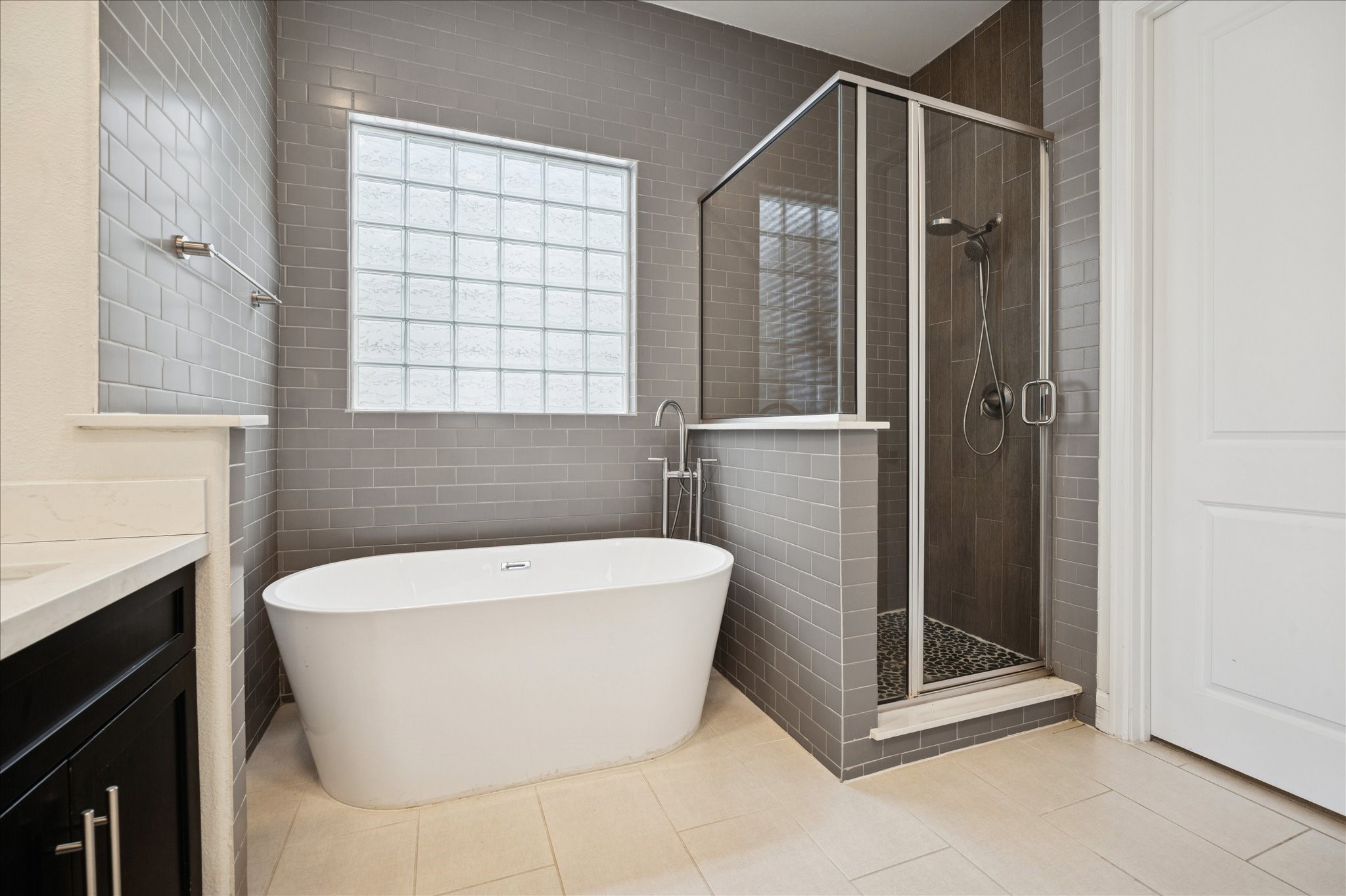 405 North Nagle Street, Unit B Houston, TX 77003 - Photo 12 of 24 a bathroom with a bathtub and shower