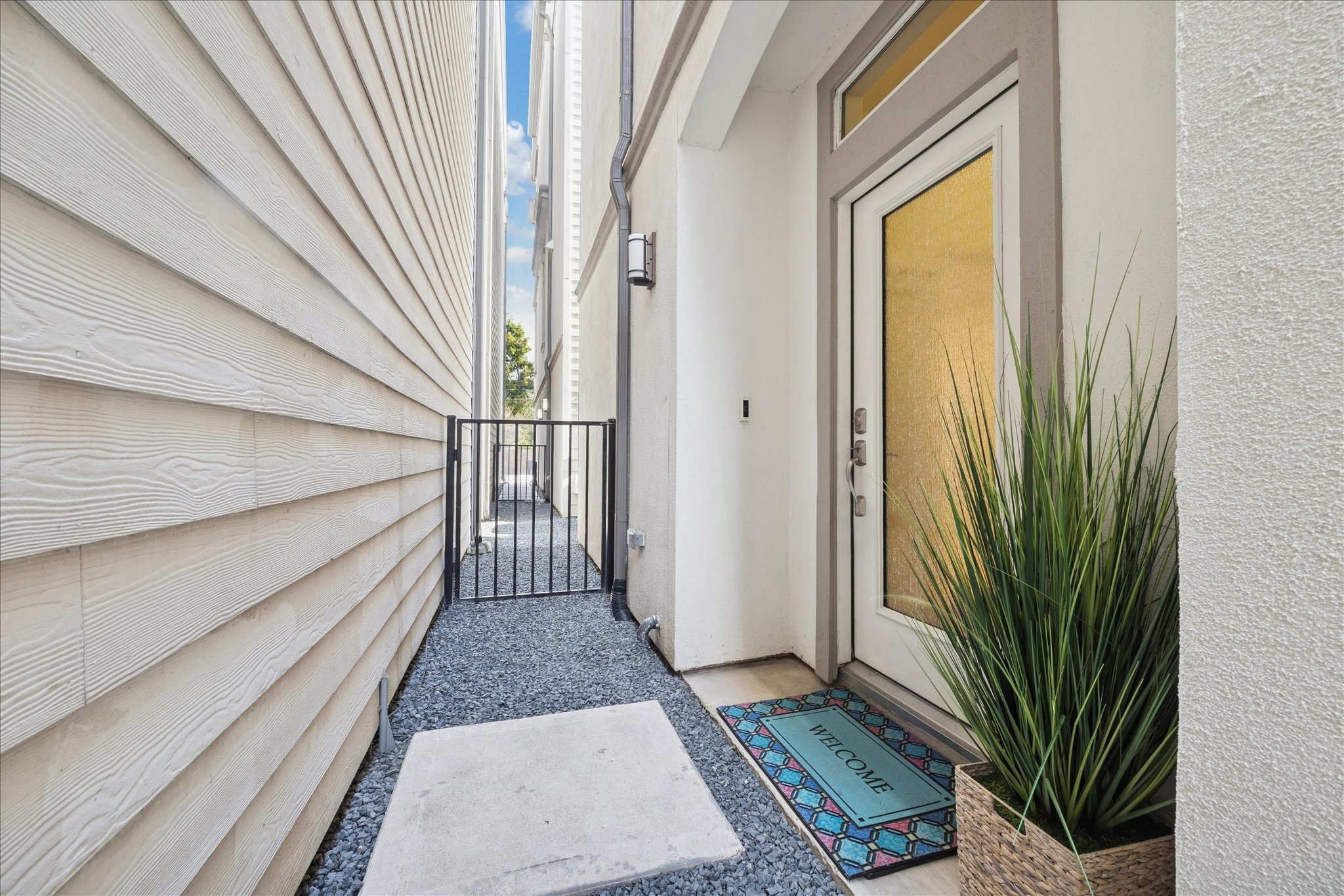 405 North Nagle Street, Unit B Houston, TX 77003 - Photo 20 of 24 a view of entryway