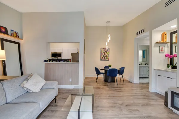 $1,400 | 2001 Bering Drive, Unit 10H, Houston, TX 77057