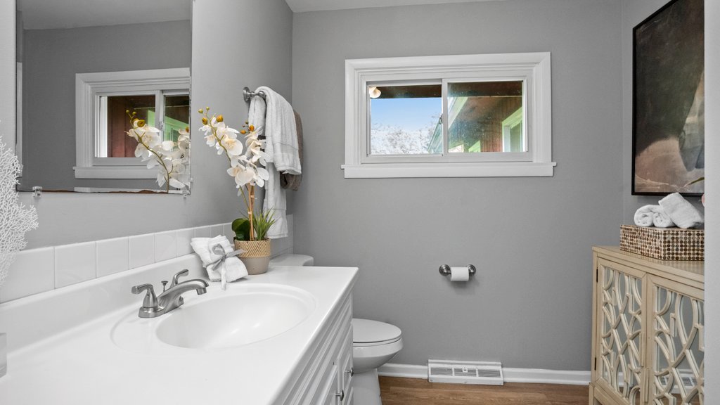 2803 Perry Road Flossmoor, IL 60422 - Photo 23 of 31 a bathroom with a toilet sink and mirror