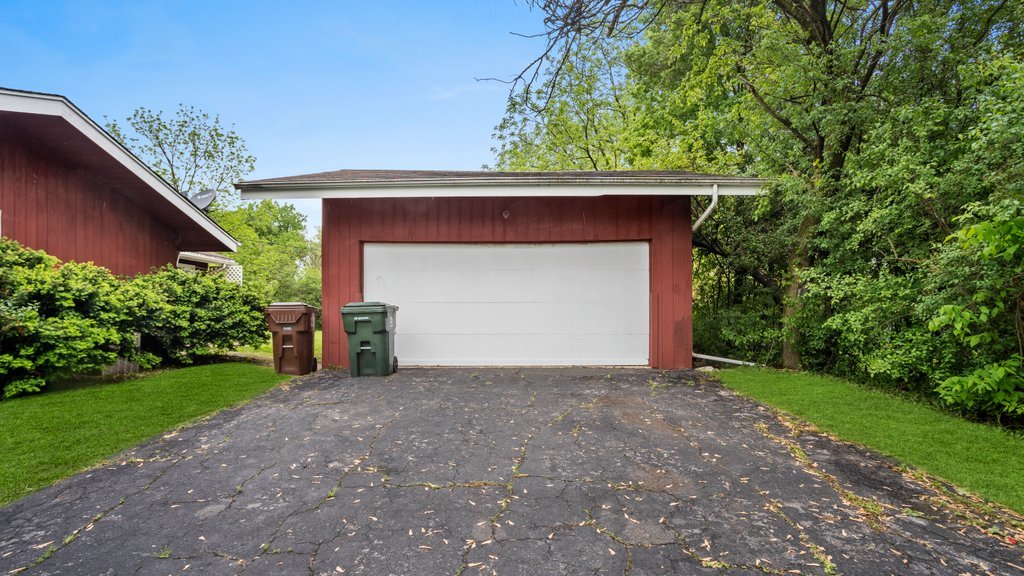 2803 Perry Road Flossmoor, IL 60422 - Photo 28 of 31 a view of a small yard with plants and large tree