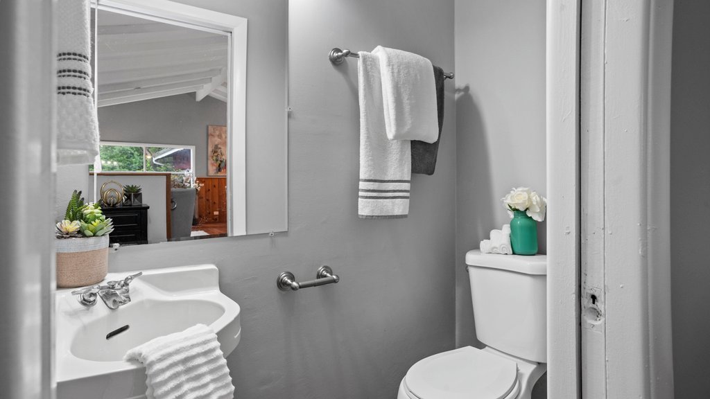 2803 Perry Road Flossmoor, IL 60422 - Photo 10 of 31 a bathroom with a toilet and a sink