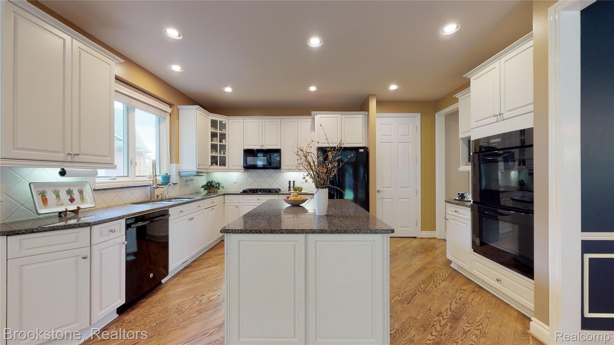 5625 Fox Ridge Drive Clarkston, MI 48348 - Photo 18 of 44 5625-Fox-Ridge-Kitchen3.jpg
