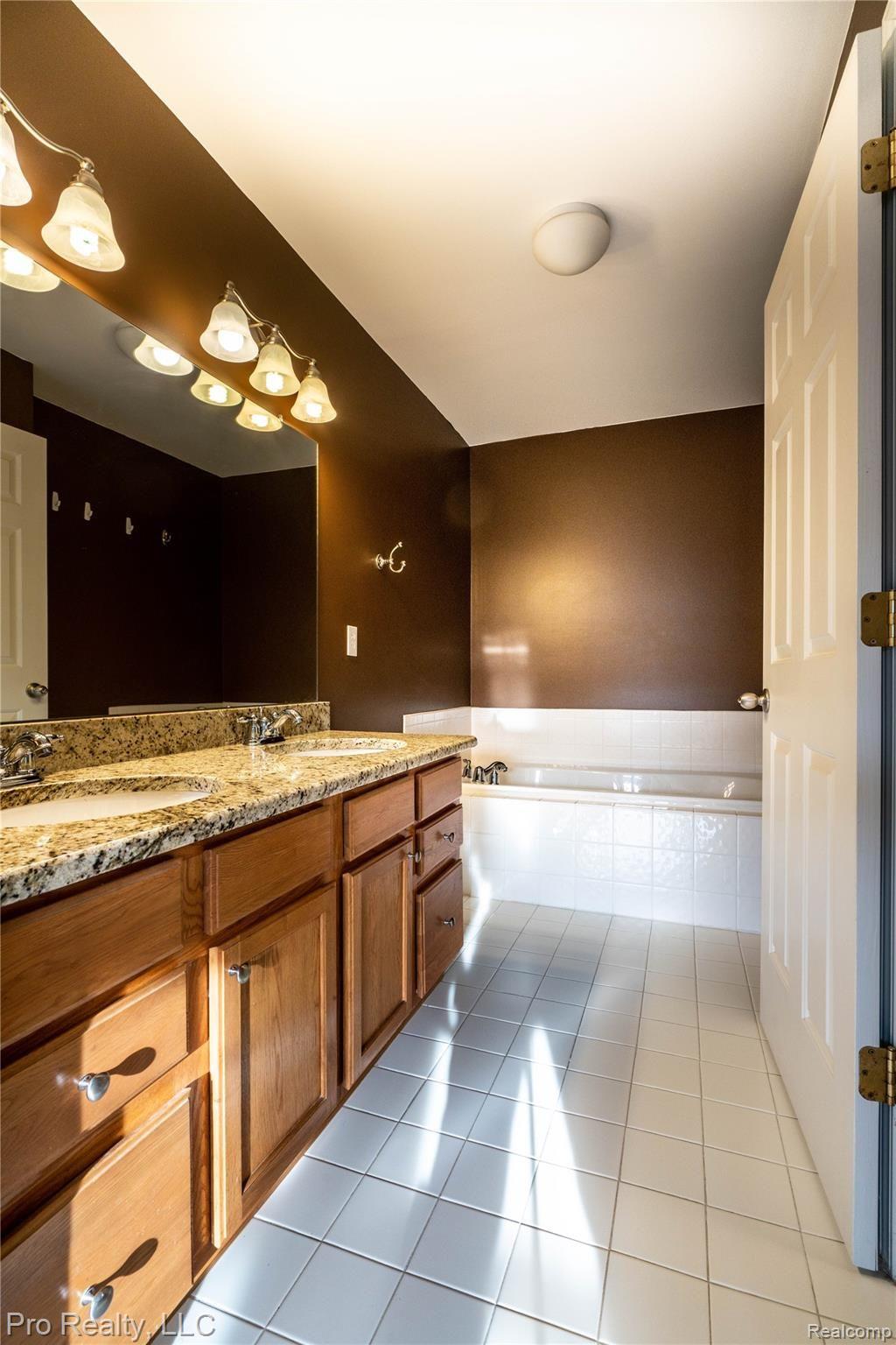 49049 Hawksburry Road Canton, MI 48188 - Photo 29 of 32 DSC03468-HDR.jpg