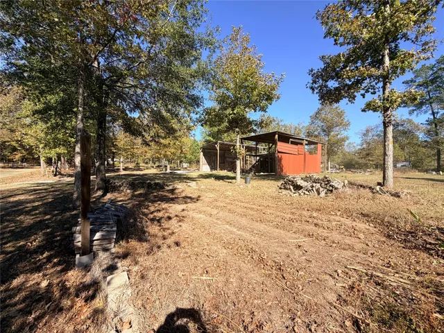 a view of a house with backyard