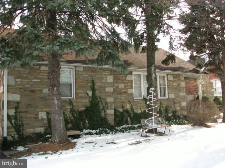 11039 Knights Road Philadelphia, PA 19154 - Photo 2 of 10 Exterior Front