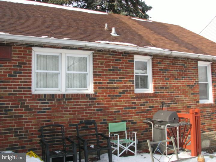 11039 Knights Road Philadelphia, PA 19154 - Photo 8 of 10 Exterior Back