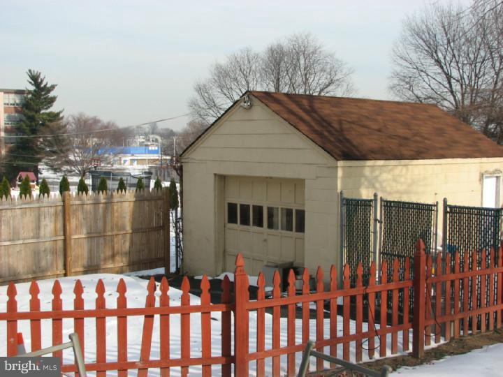 11039 Knights Road Philadelphia, PA 19154 - Photo 10 of 10 Garage