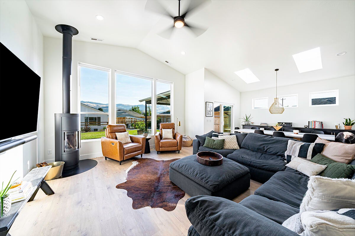 157 Autumn Ridge Court Talent, OR 97540 - Photo 7 of 55 DSC01332-Edit