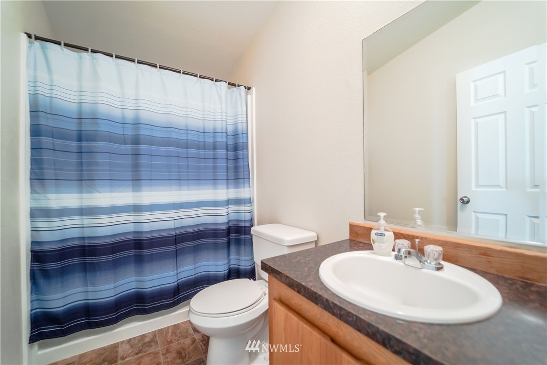 289 Antrim Road Winlock, WA 98596 - Photo 18 of 30 a bathroom with a sink a toilet and shower