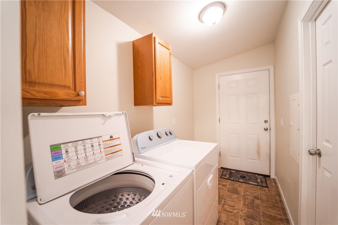 289 Antrim Road Winlock, WA 98596 - Photo 20 of 30 a utility room with a window dryer and washer