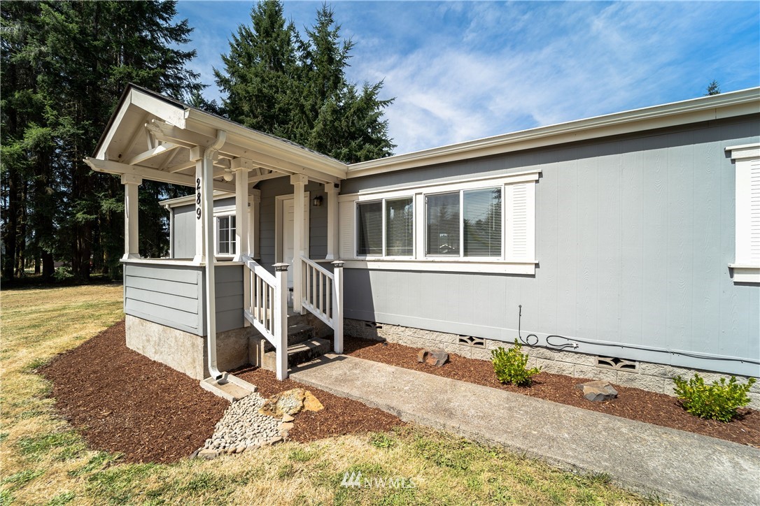 289 Antrim Road Winlock, WA 98596 - Photo 3 of 30 a front view of a house with garden