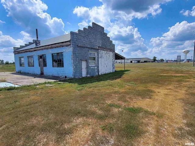 $195,000 | 11044 Old Highway 50, Flora, IL 62839