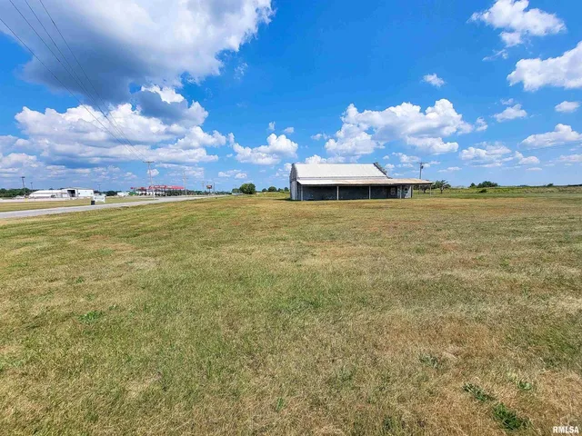 $195,000 | 11044 Old Highway 50, Flora, IL 62839