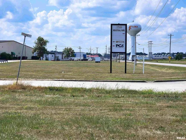 a view of a fountain in front of a building