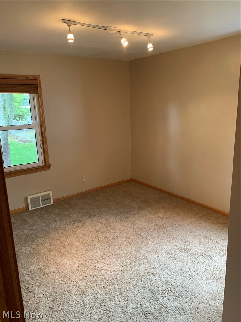965 Learidge Road Cleveland, OH 44124 - Photo 9 of 12