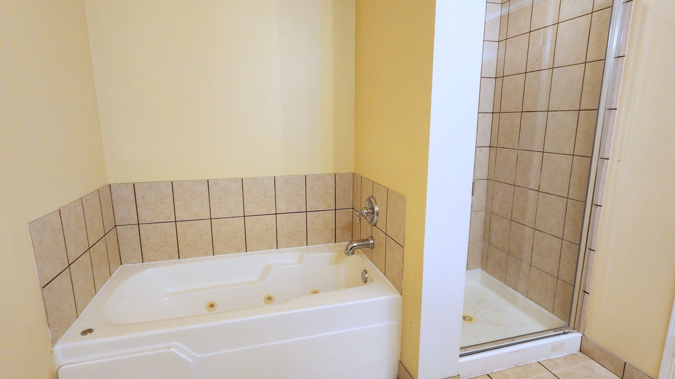 1250 South Indiana Avenue, Unit 802 Chicago, IL 60605 - Photo 12 of 20 a bathroom with a bathtub
