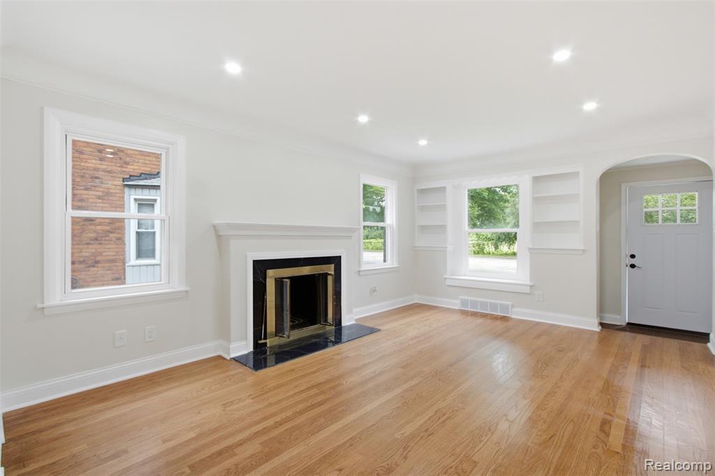 1388 Vernier Road Grosse Pointe, MI 48236 - Photo 2 of 17
