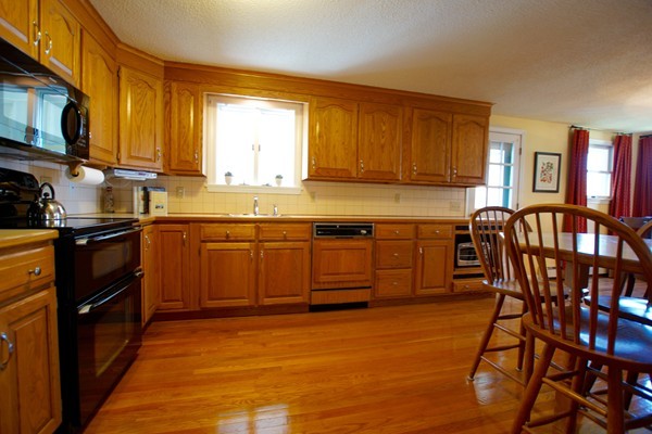 18 Locksley Road Danvers, MA 01923 - Photo 2 of 30 Gallery Image 2