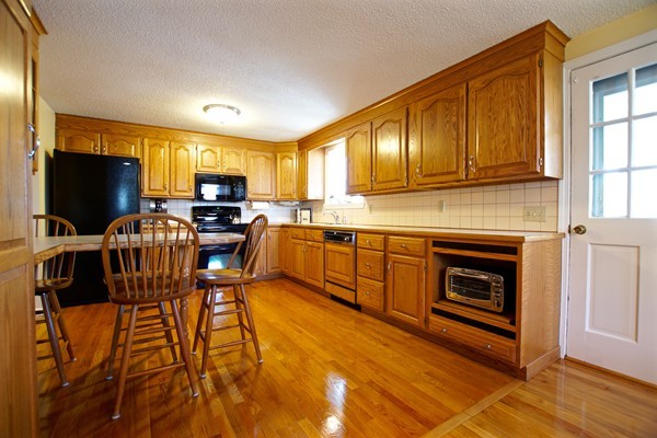 18 Locksley Road Danvers, MA 01923 - Photo 3 of 30 Gallery Image 3