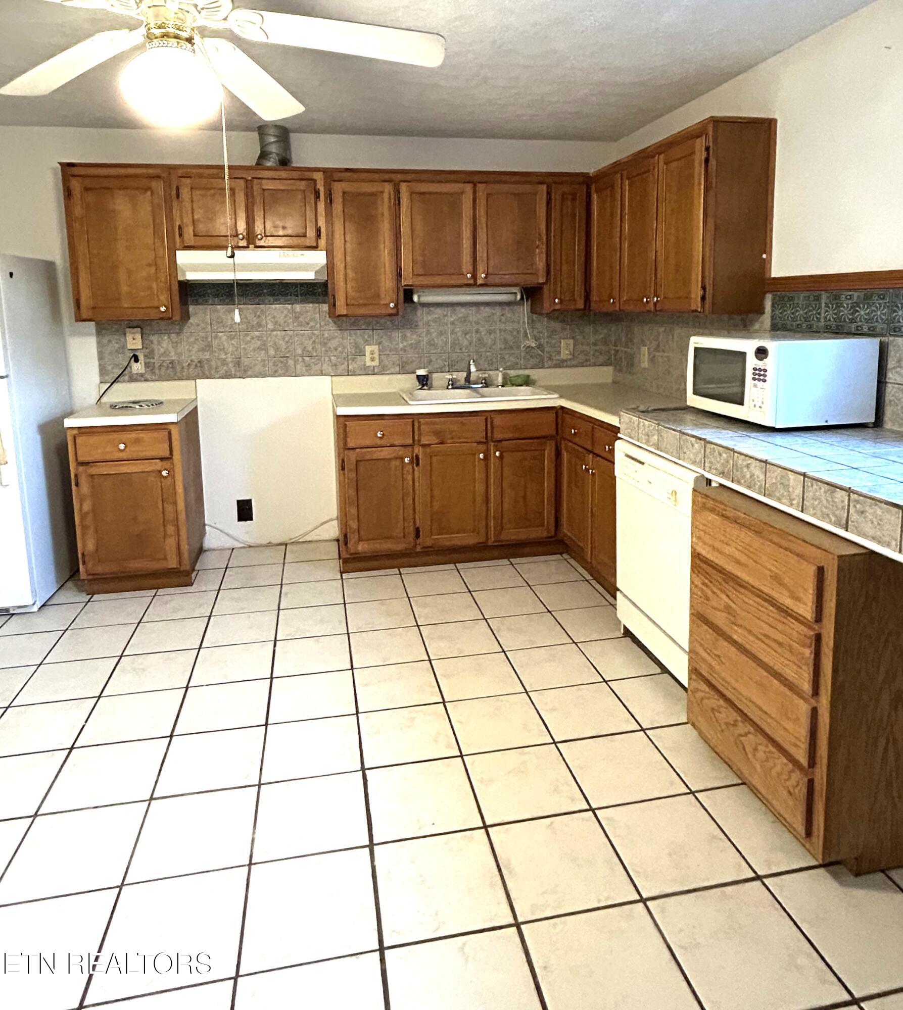 268 Plateau Road Crossville, TN 38571 - Photo 51 of 58 Guest House Kitchen