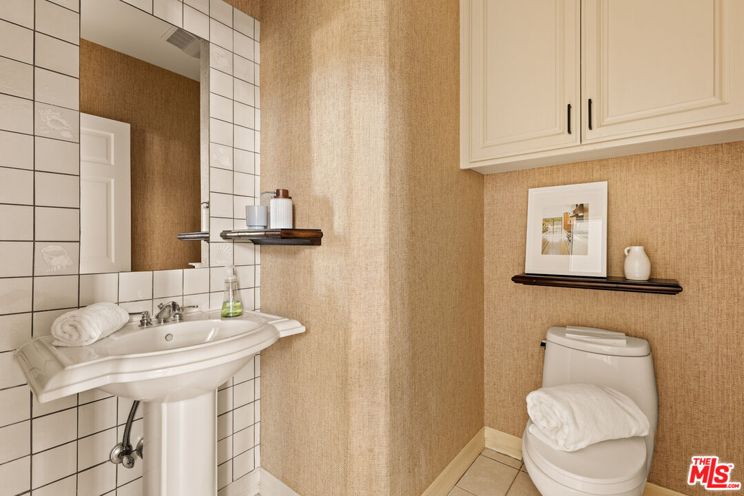 7825 Cowan Avenue Los Angeles, CA 90045 - Photo 27 of 33 a bathroom with a toilet sink and mirror