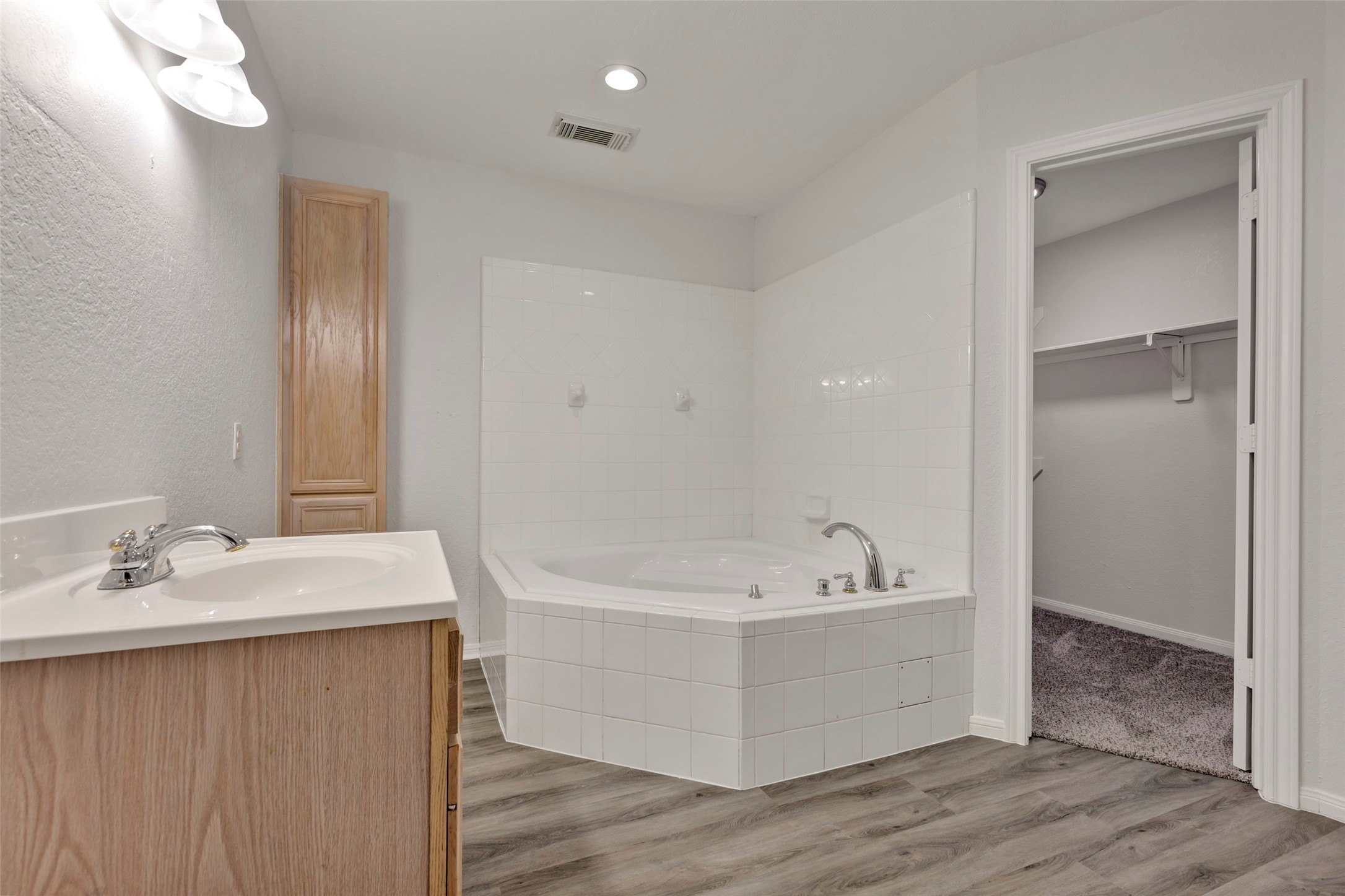 770 Hunt Road, Unit 212 Baytown, TX 77521 - Photo 28 of 40 a bathroom with a tub a sink and a mirror