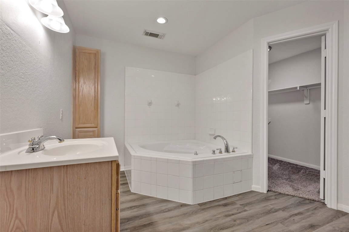 770 Hunt Road, Unit 212 Baytown, TX 77521 - Photo 28 of 40 a bathroom with a tub a sink and a mirror