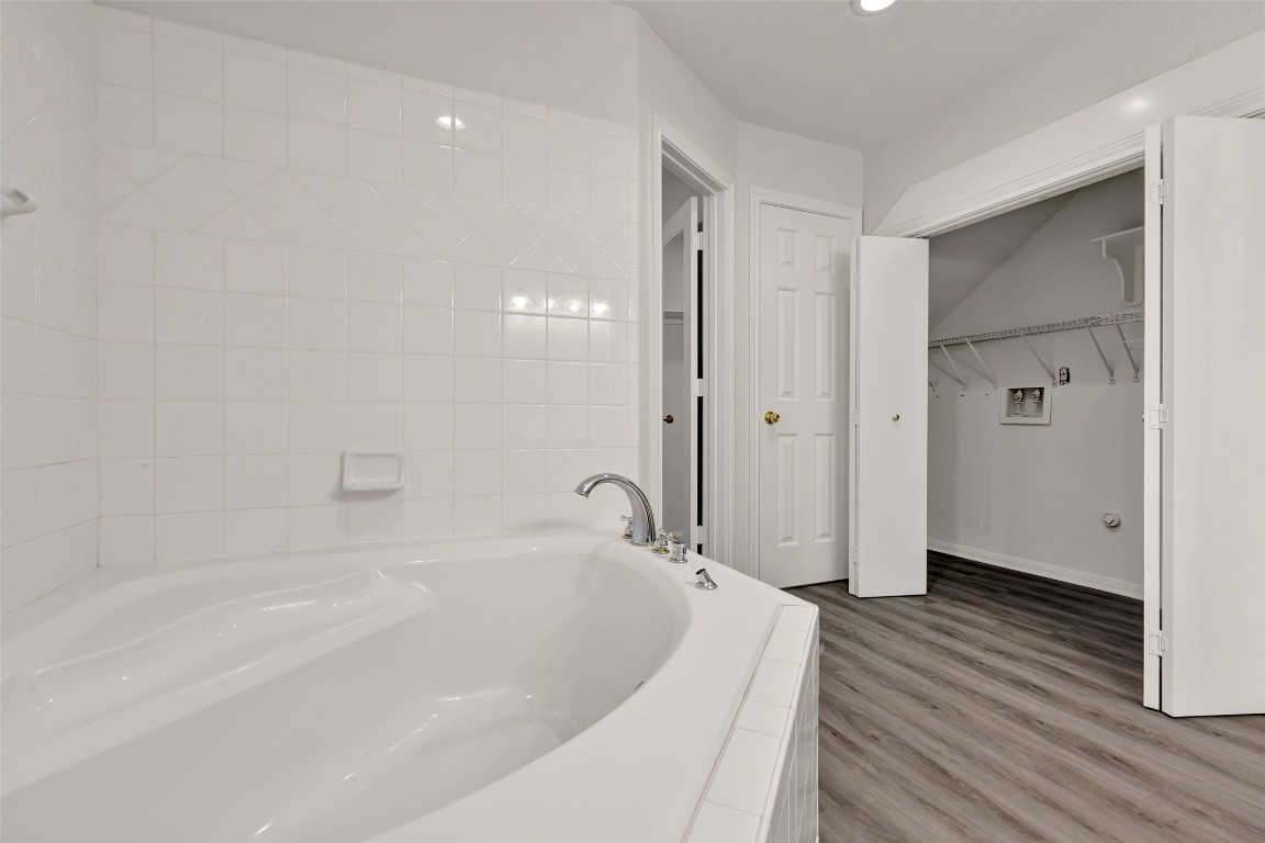 770 Hunt Road, Unit 212 Baytown, TX 77521 - Photo 30 of 40 a spacious bathroom with a bathtub and a shower