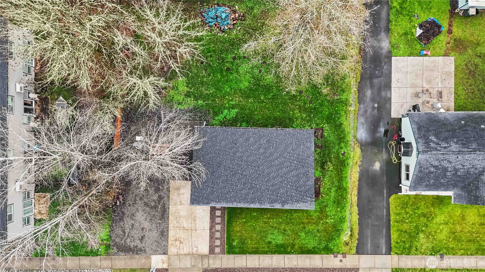 810 Southeast 1st Street Winlock, WA 98596 - Photo 19 of 35 front view of a house with a yard