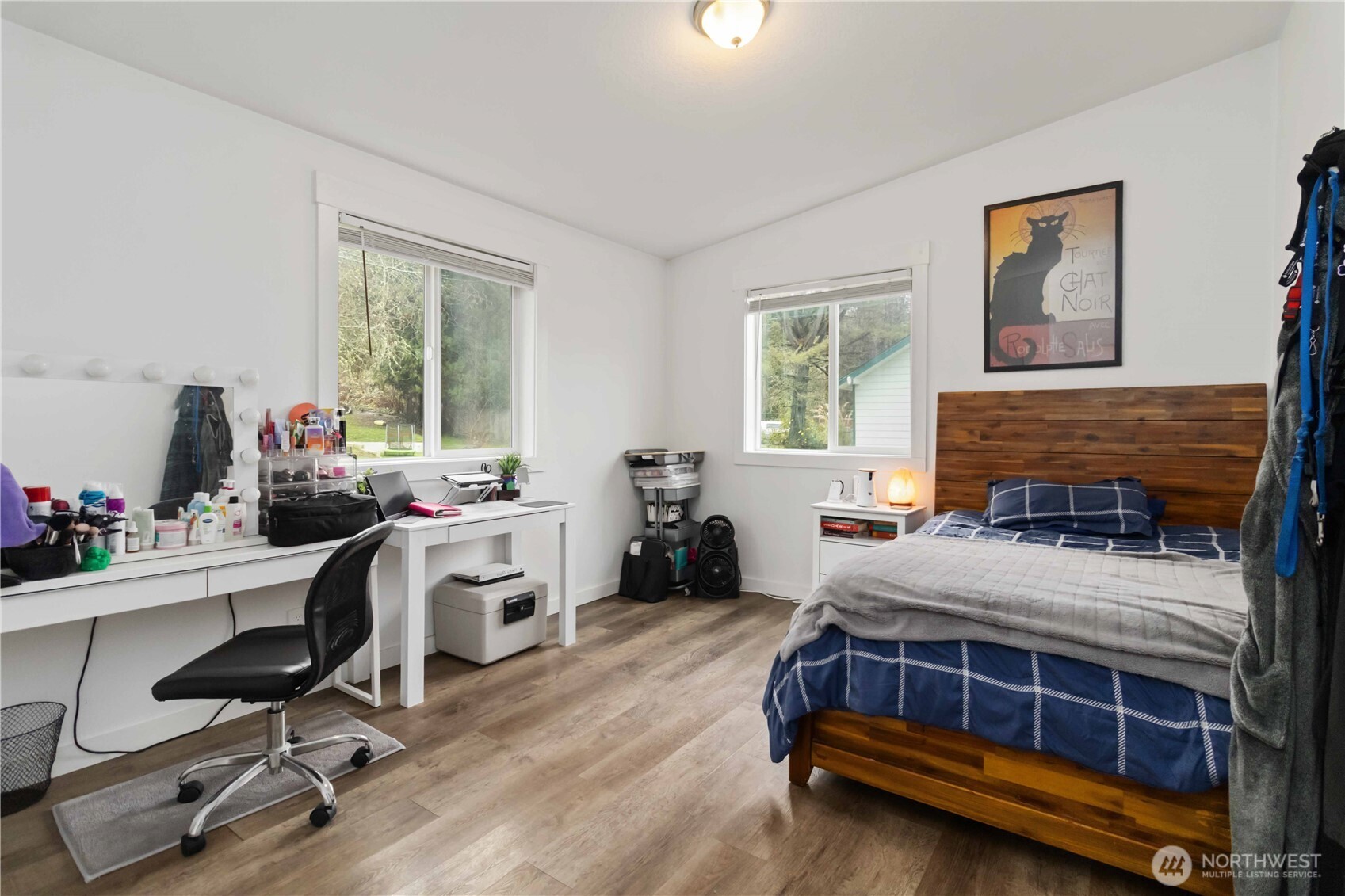 810 Southeast 1st Street Winlock, WA 98596 - Photo 32 of 35 a bedroom with a bed and a desk