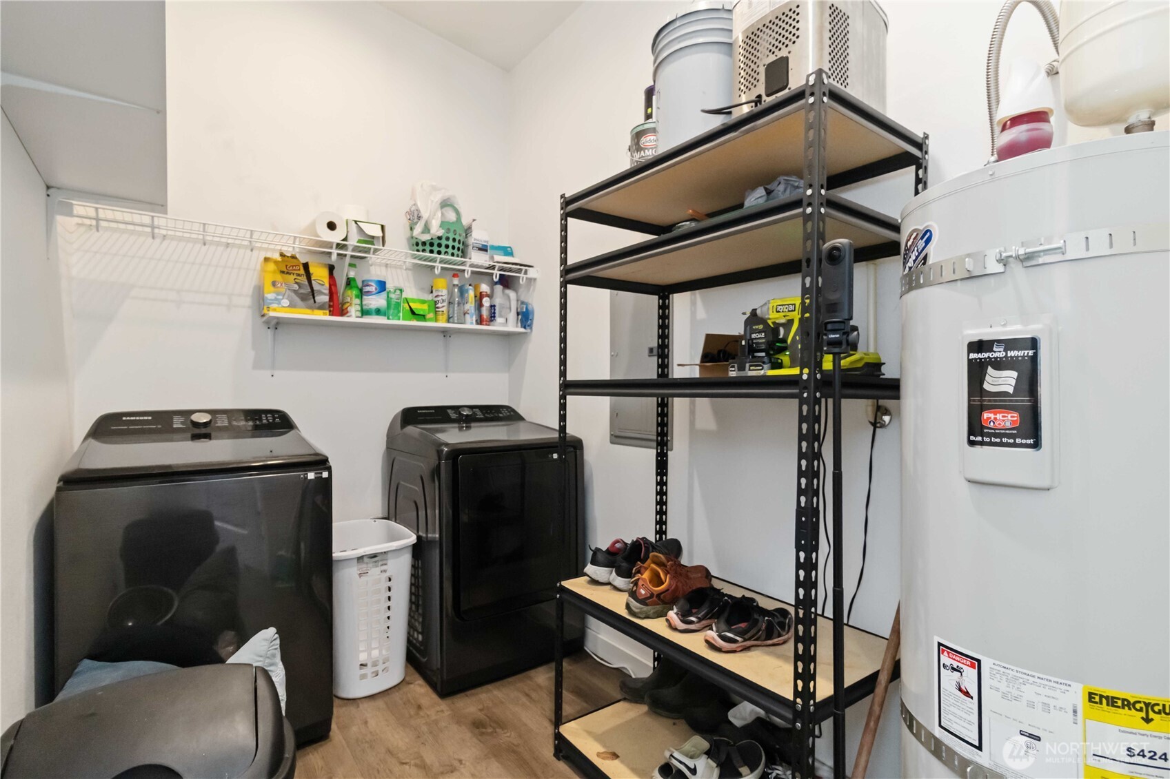 810 Southeast 1st Street Winlock, WA 98596 - Photo 35 of 35 a living room with furniture and a window