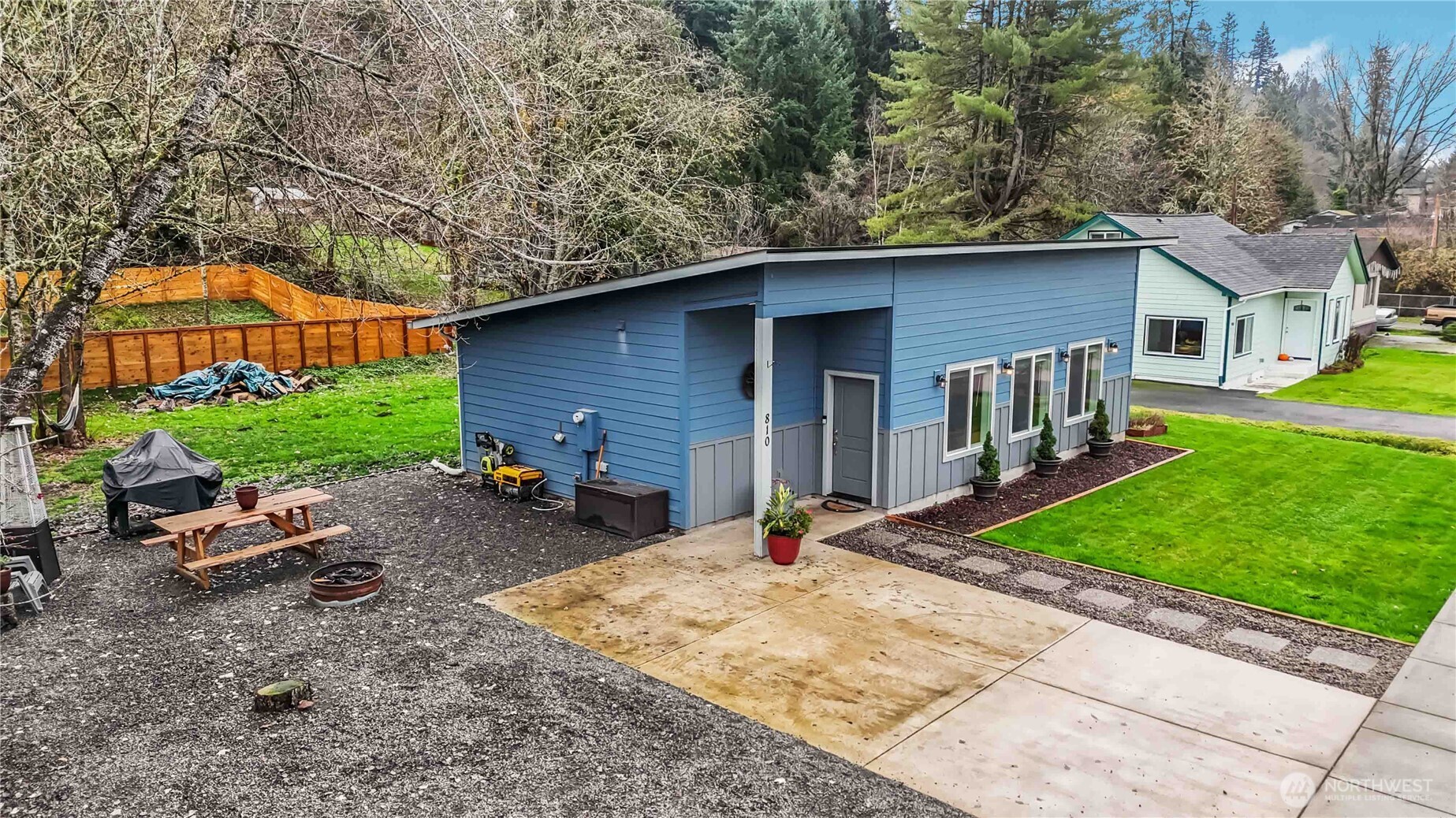 810 Southeast 1st Street Winlock, WA 98596 - Photo 4 of 35 a front view of a house with garden