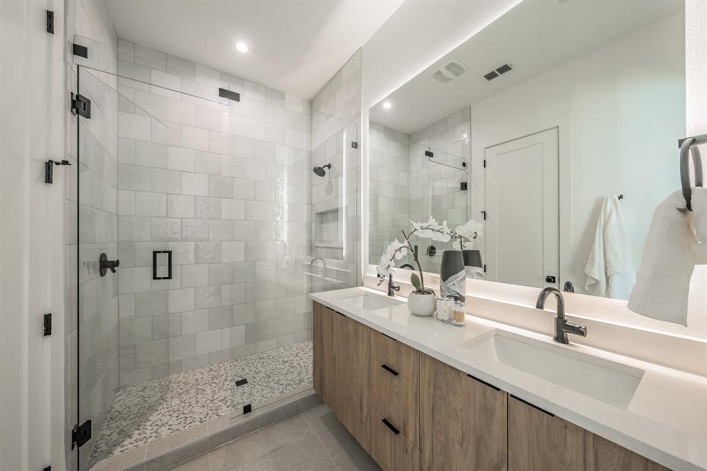 5320 Reiger Avenue, Unit 102 Dallas, TX 75214 - Photo 20 of 33 a bathroom with double sink and a mirror