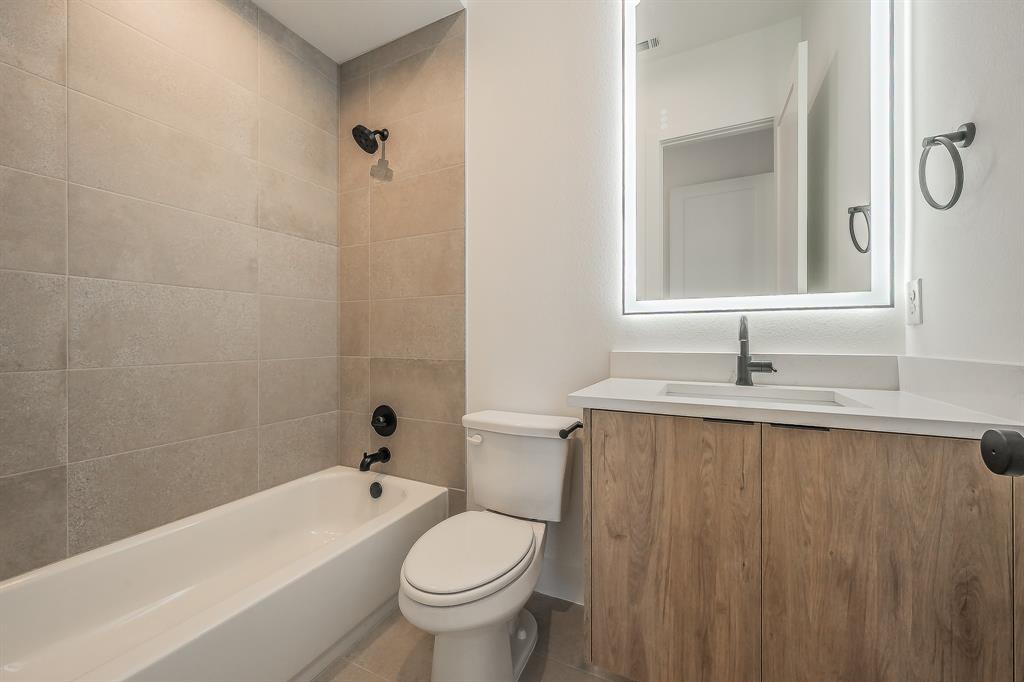 5320 Reiger Avenue, Unit 102 Dallas, TX 75214 - Photo 25 of 33 a bathroom with a sink a toilet and a bathtub