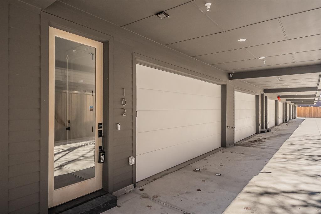 5320 Reiger Avenue, Unit 102 Dallas, TX 75214 - Photo 28 of 33 a view of a hallway