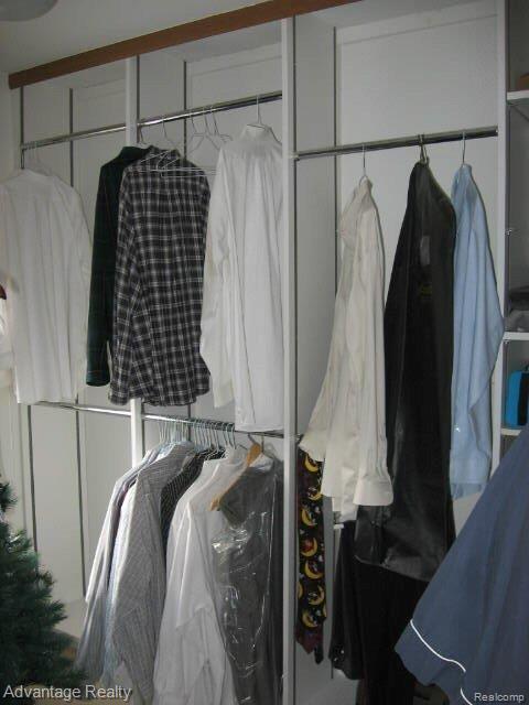 54745 Ridge Road New Baltimore, MI 48047 - Photo 25 of 25 walk in closet.JPG