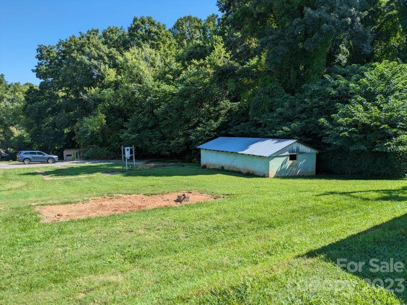 a view of a house with a big yard
