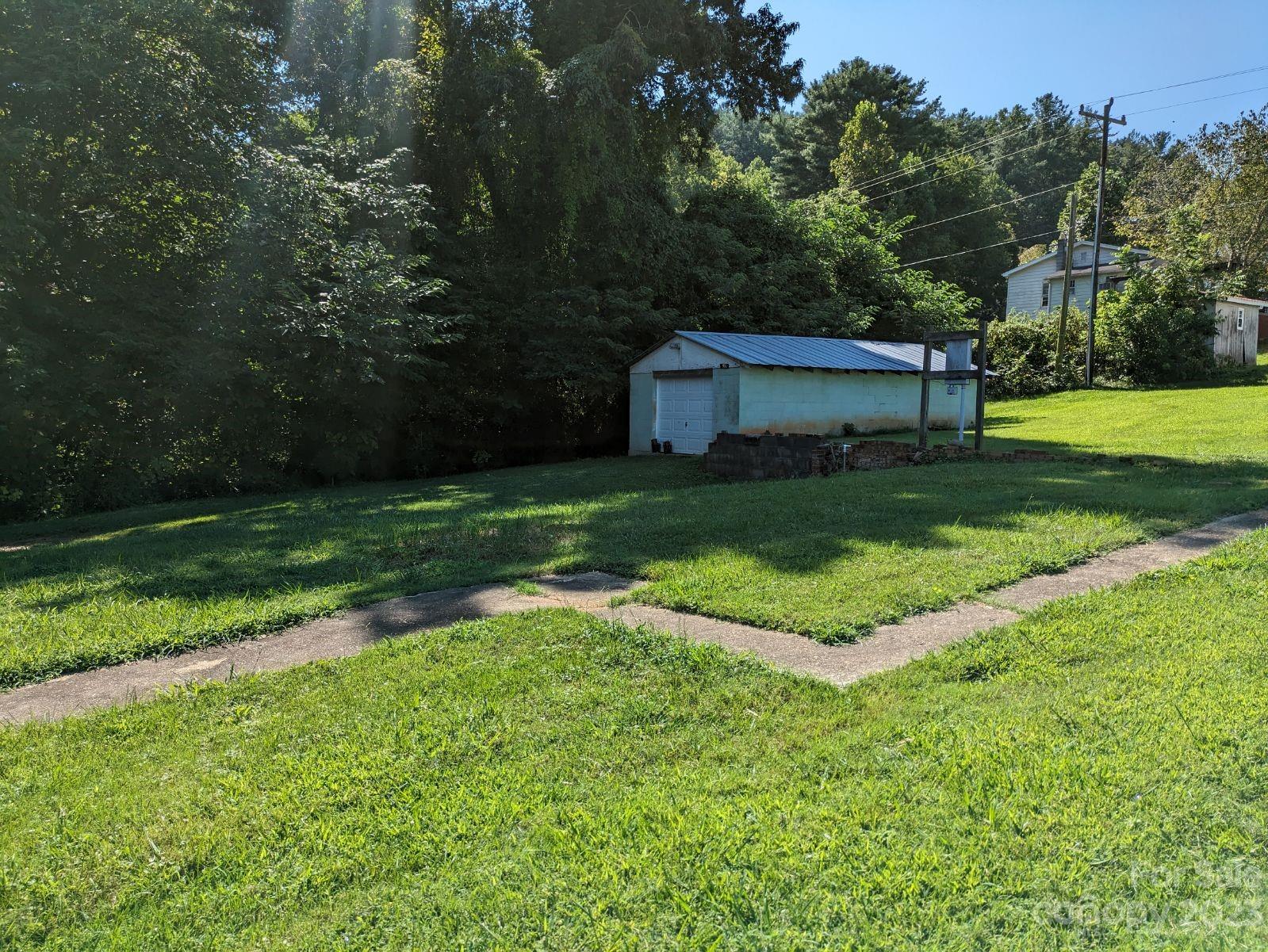 100 West 4th Street Marion, NC 28752 - Photo 4 of 10 a view of a back yard of a house