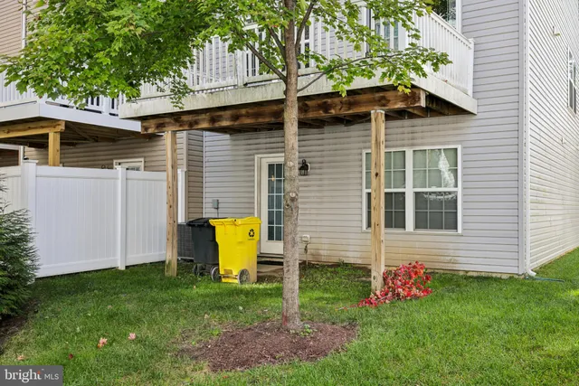 a view of a house with backyard