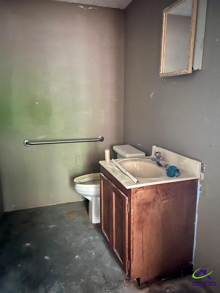 109 North Washington Street Dublin, GA 31021 - Photo 6 of 6 a utility room with a washer and dryer