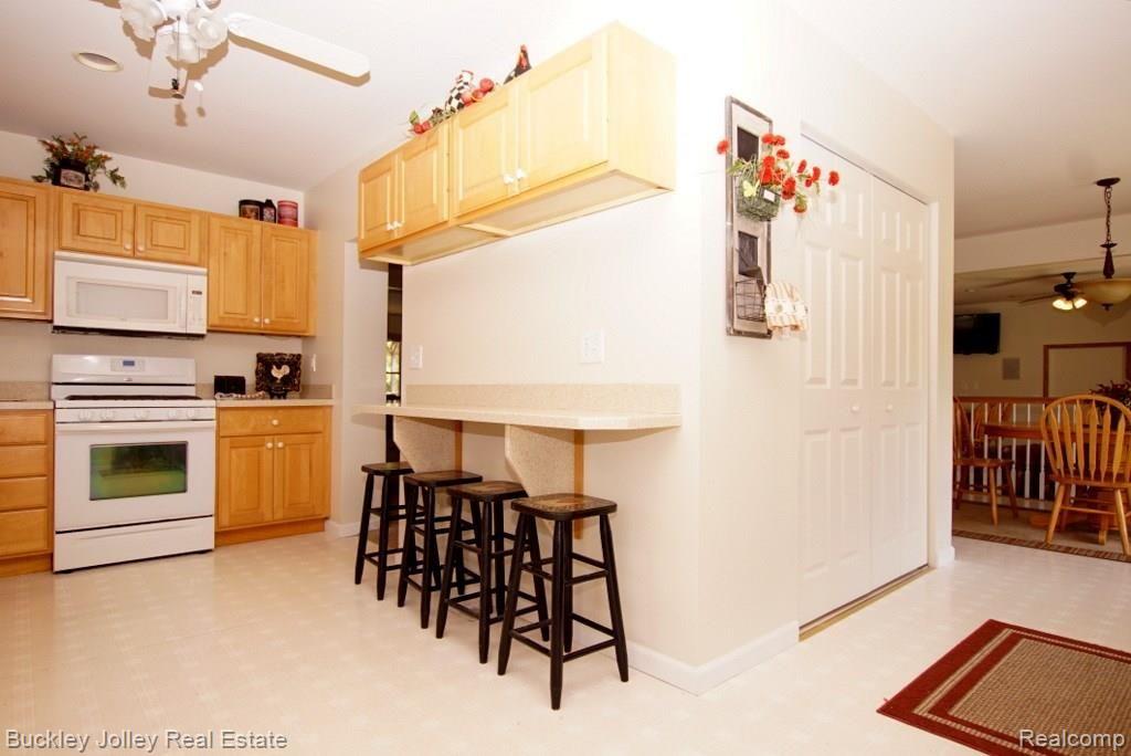 9385 Spencer Road South Lyon, MI 48178 - Photo 3 of 28 Built-In Snack Bar