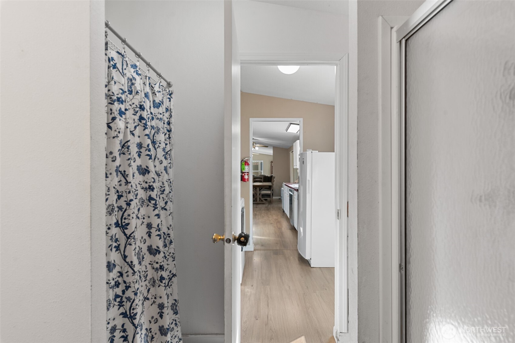 14934 Golden Delicious Street Entiat, WA 98822 - Photo 15 of 33 a bathroom with a bathtub and a shower